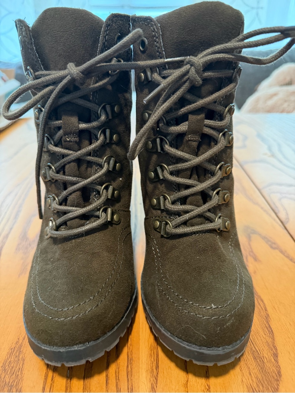 Old Navy Women's Olive Green Faux Suede Lace-Up Heeled Booties - Size 7
